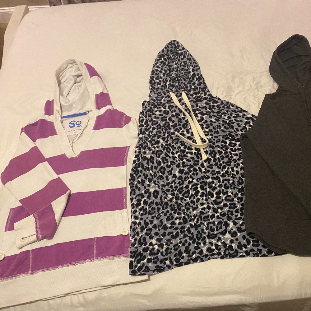 3 hooded long sleeve tops with pockets